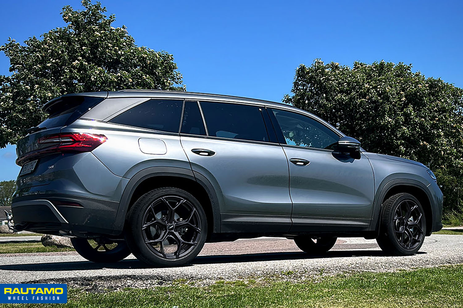 GMP Ultrivity Glossy Black vanteet autoon fälgar till bilen